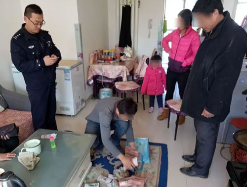 17萬當(dāng)垃圾丟掉：驚慌失措！全家上陣翻找垃圾桶