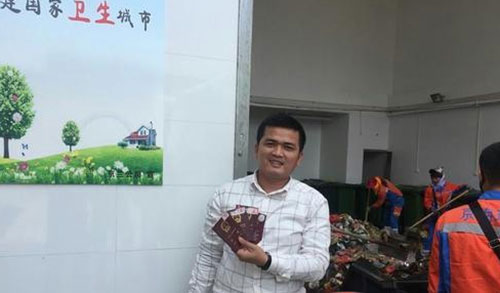 ?？谑忻駚G護照 環(huán)衛(wèi)工翻檢5噸垃圾找到