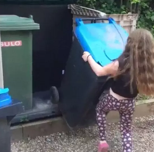    打臉！英國清潔工稱垃圾桶難放 8歲女孩當場示范