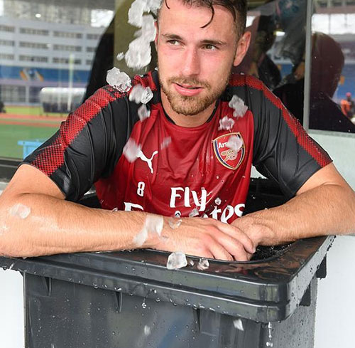 感受中國(guó)溫度！阿森納眾將集體鉆進(jìn)垃圾桶