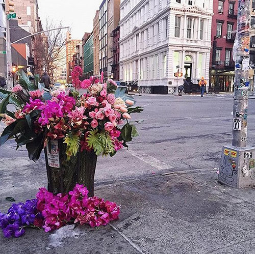 用鮮花，他把紐約的垃圾桶都變成了花瓶
