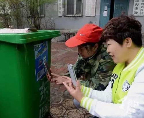 書報(bào)亭、早餐車，甚至垃圾桶都有二維碼“身份證”了。