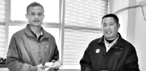  摩的師傅垃圾桶撿到萬元現(xiàn)金，拾金不昧送還失主