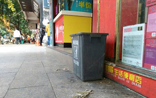 垃圾桶當(dāng)足球踢？！城區(qū)大半年累計(jì)丟近千個垃圾桶